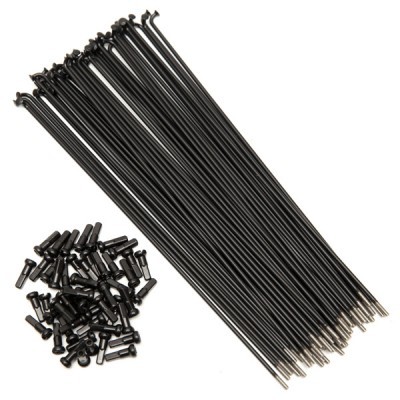 Raios e niples pretos para bicicleta sobre fundo branco