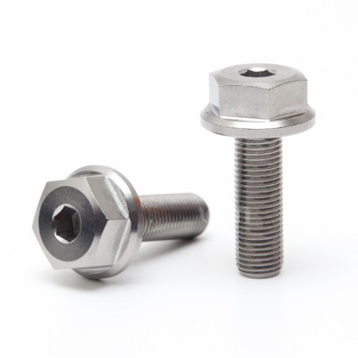 Dois parafusos metálicos prateados com cabeça sextavada e rosca