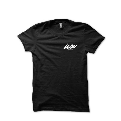 T-shirt preta com estampado branco no peito