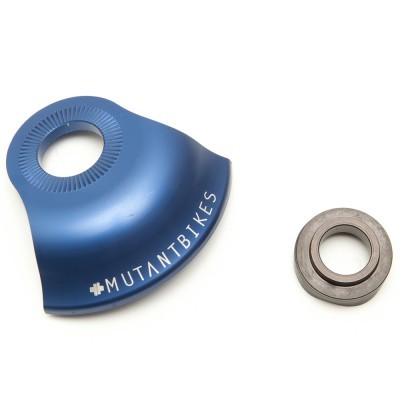 Componente azul metálico para bicicleta com texto MUTANTBIKES e peça circular metálica ao lado