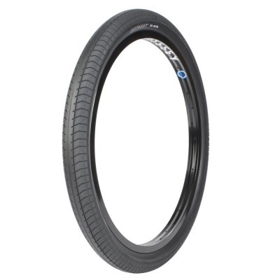 Pneu preto de bicicleta com inscrição branca montado numa roda preta