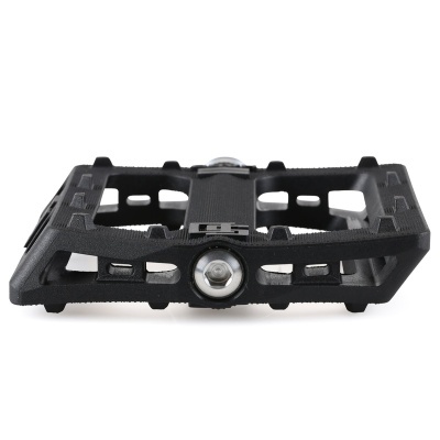 Pedal de bicicleta preto com eixo metálico prateado em fundo branco