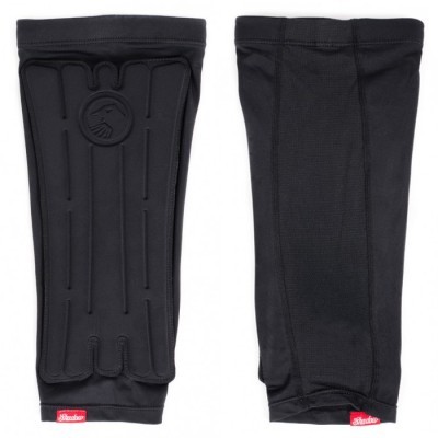 Proteções para pernas pretas em tecido com acolchoado e etiquetas vermelhas