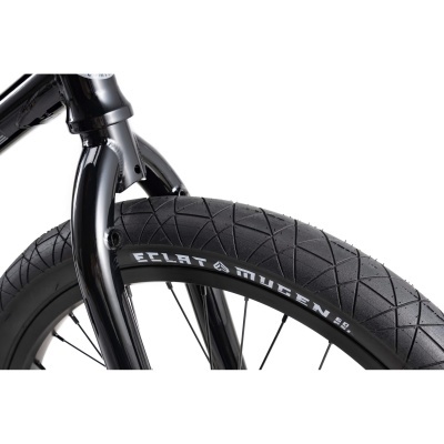 Pneu de bicicleta preto com escrita ECLAT MUGEN 2.35 no flanco
