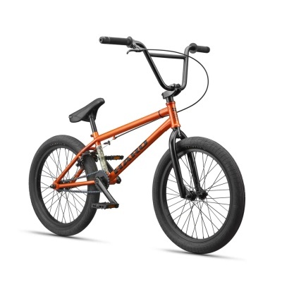 Bicicleta BMX laranja com detalhes pretos e texto HARO no quadro