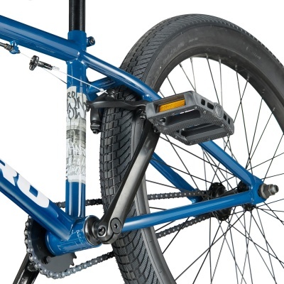 Roda traseira de bicicleta azul com pneu preto e pedaleira preta com reflector
