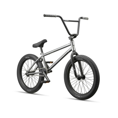 Bicicleta BMX metálica prateada com guiador preto e pneus pretos