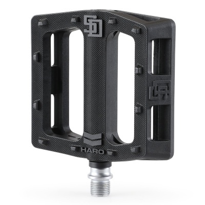 Pedal de bicicleta preto com logotipos HARO e SD