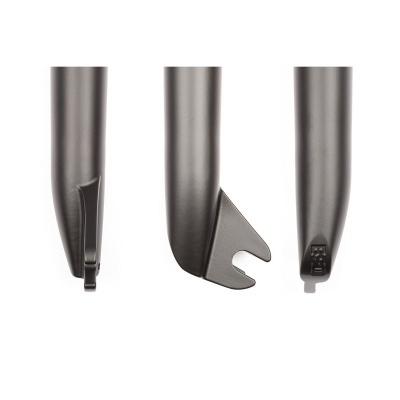 Componentes ciclísticos dianteiros metálicos cinzento escuro sobre fundo branco