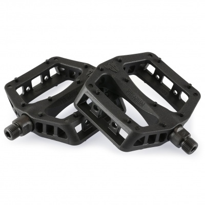 Par de pedais de bicicleta pretos com textura estriada em fundo branco