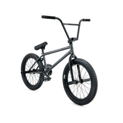 Bicicleta BMX cinza metálica com pneus pretos