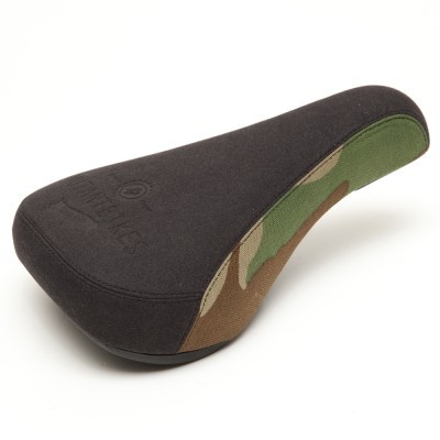 Assento de bicicleta preto com laterais camufladas