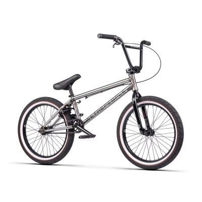 Bicicleta BMX prateada com pneus pretos e bordas vermelhas