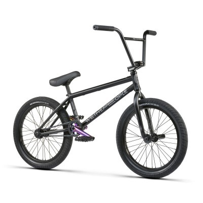 Bicicleta BMX preta com pedais roxos e pneus com texto branco