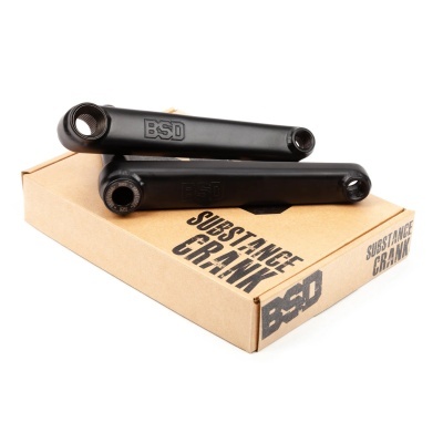 Par de pedivelas pretas BSD sobre caixa de cartão castanho