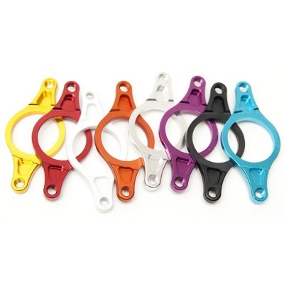 Argolas metálicas coloridas brilhantes alinhadas sobre fundo branco