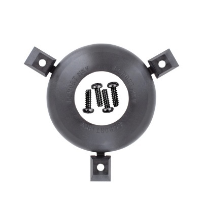 peça circular preta com três orifícios quadrados e três parafusos pretos no centro