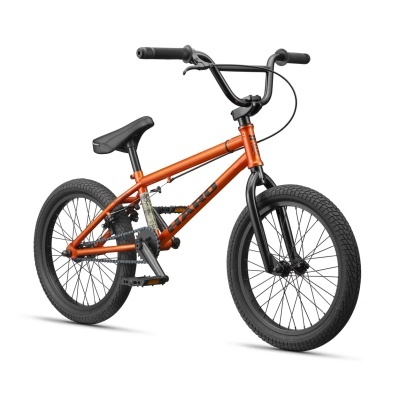 Bicicleta BMX laranja e preta com texto HARO no quadro sobre fundo branco