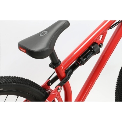 Bicicleta vermelha com selim preto e pneus para todo-o-terreno