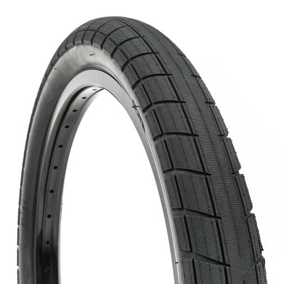 Pneu de bicicleta preto com padrão de piso quadrado num fundo branco