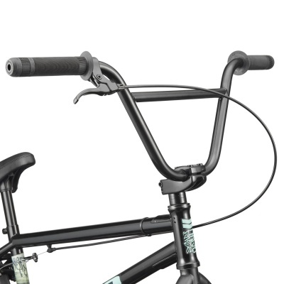 Frente de bicicleta BMX preta com punhos de borracha e decalque azul claro na coluna da direção.