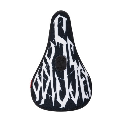 Selim de bicicleta preto com padrão branco de letras estilizadas