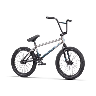 Bicicleta BMX com quadro prateado e detalhes pretos e azuis