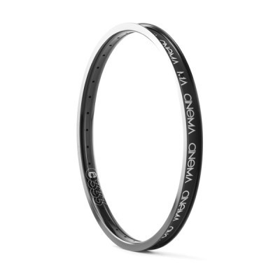 Aro de bicicleta preto com texto branco CINEMA e número 6335, em fundo branco