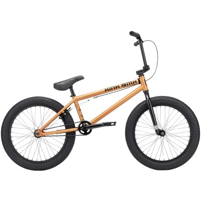 Bicicleta BMX com quadro laranja metálico e guiador preto
