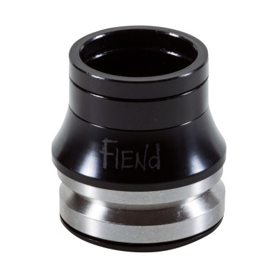 Peça cilíndrica metálica preta e prateada com o texto Fiend