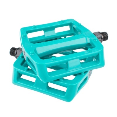 Par de pedais de bicicleta azuis turquesa em plástico com eixo preto.
