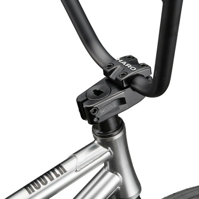 Guiador preto e quadro metálico de bicicleta com texto HARO e ROOTED