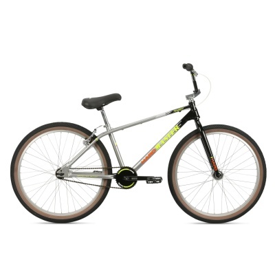 Bicicleta BMX prateada com garfo preto e pneus castanhos