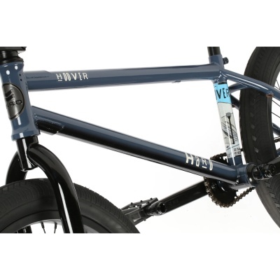 Quadro de bicicleta BMX azul escuro com pneus pretos e inscrição HOVER