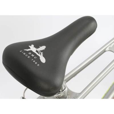 Selim de bicicleta preto com logótipo branco DMC SINCE 1986