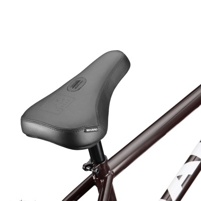 Selim de bicicleta preto com etiqueta HARO montado em quadro castanho escuro