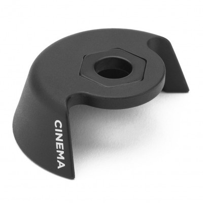 Peça preta arredondada com recorte hexagonal e texto CINEMA