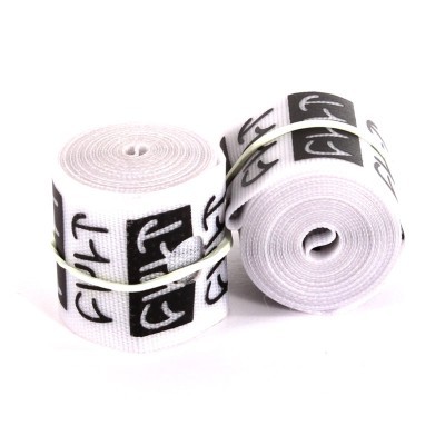 Rolos de tecido branco com elásticos E.V.T pretos