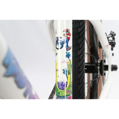 Quadro de bicicleta branca com decalques coloridos e pneus pretos