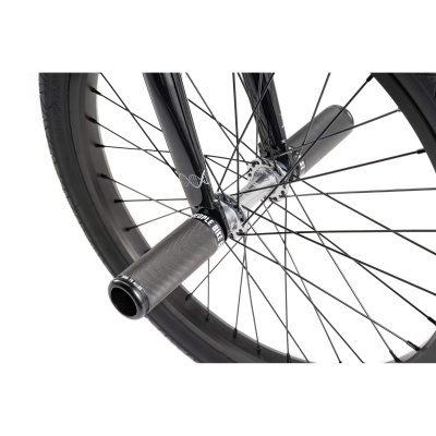 Roda dianteira de bicicleta com pegs cilíndricos pretos e garfo preto