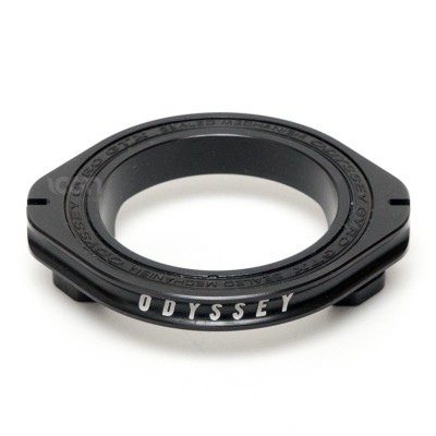 Anel preto de metal com escrita ODYSSEY em branco