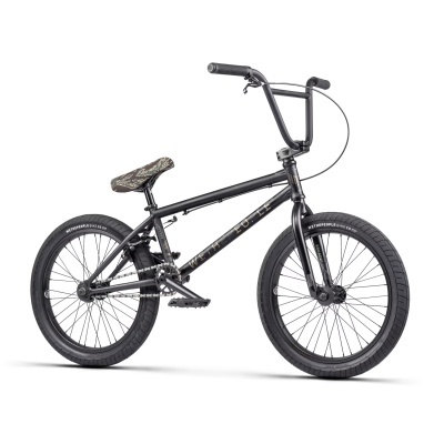 Bicicleta BMX preta com detalhes camuflados no selim e tubo superior