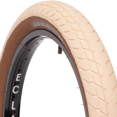Pneu de bicicleta bege com padrão quadriculado montado em aro preto