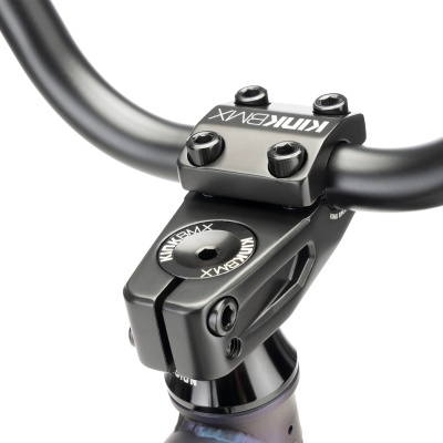 Suporte e avanço de guiador de bicicleta preto com parafusos e inscrição KINK BMX