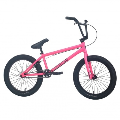 Bicicleta BMX rosa e preta com texto 'SUNDAY' na estrutura.