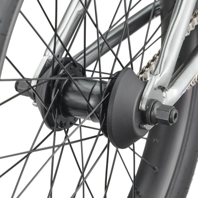 Rodado traseiro de bicicleta com peças metálicas e pretas