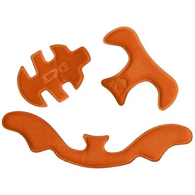 Três peças de tecido laranja com formas recortadas sobre fundo branco