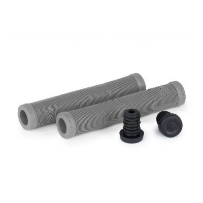 Punhos de bicicleta cinzentos com acessórios pretos sobre fundo branco.