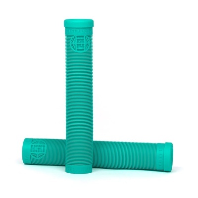 Pega de guiador de bicicleta turquesa com ranhuras e texto