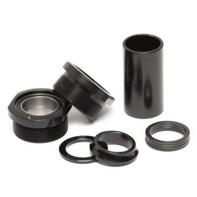 Conjunto de peças metálicas pretas com roscas sobre fundo branco